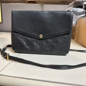 Very good condition Louis Vuitton Monogram Leather Shoulder Bag Pochette Very good condition Louis Vuitton Monogram Leather Shoulder Bag Pochette